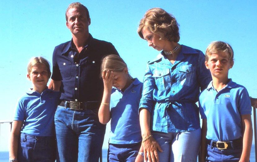 Juan Carlos II e a rainha Sofia com os filhos, Elena, Cristina e Felipe, numas férias de verão, no Estoril