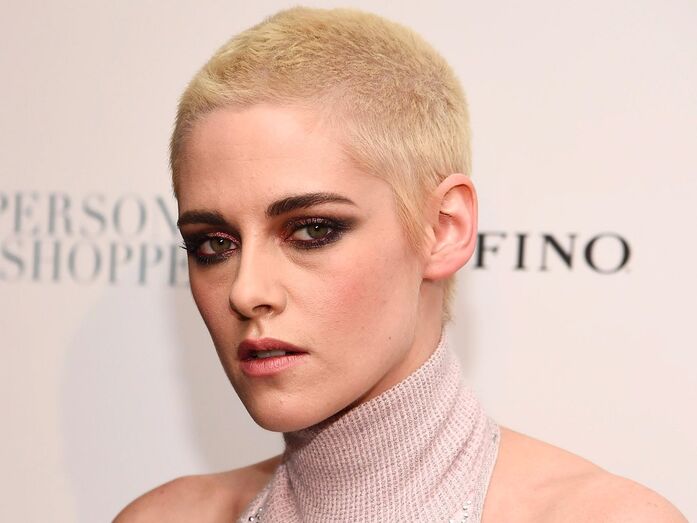 A atriz Kristen Stewart acabou de rapar e platinar o cabelo