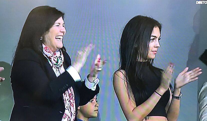 Georgina Rodrígez assistiu ao jogo da seleção, na Madeira, ao lado de Dolores Aveiro e de Cristiano Jr