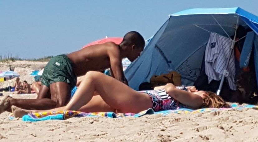 Maria Sampaio com o namorado na praia