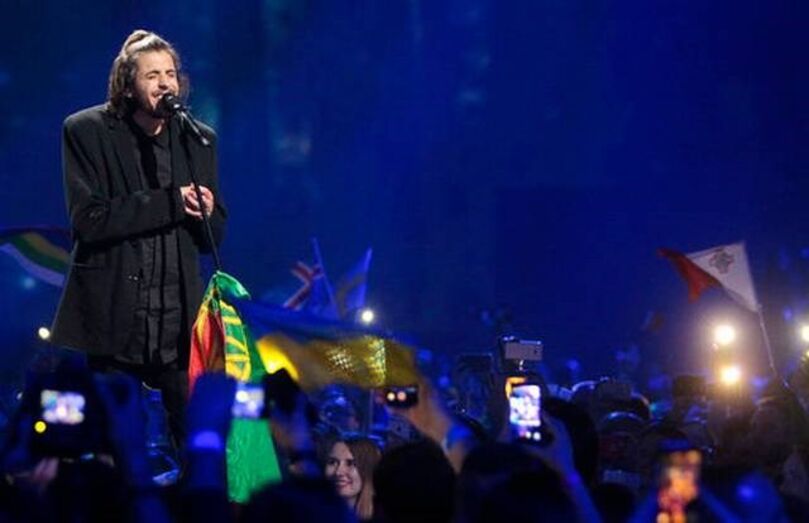O cantor emocionou o mundo, sendo considerado o novo herói nacional 