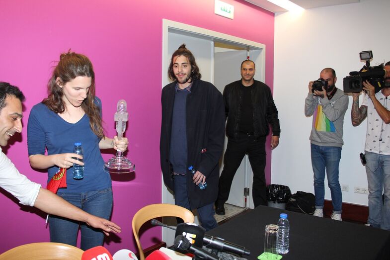 Veja a emoção de Salvador Sobral ao ser recebido com euforia no aeroporto de Lisboa