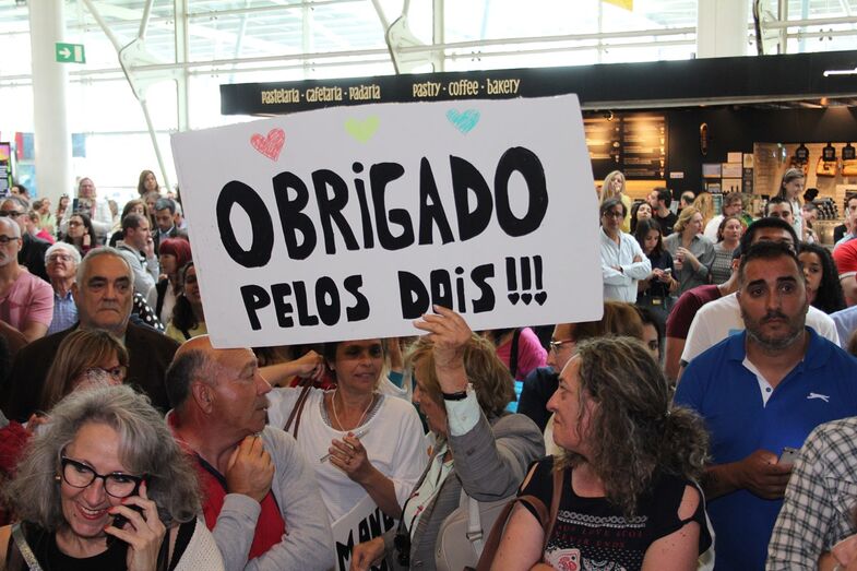 Não faltaram cartazes de agradecimento ao artista