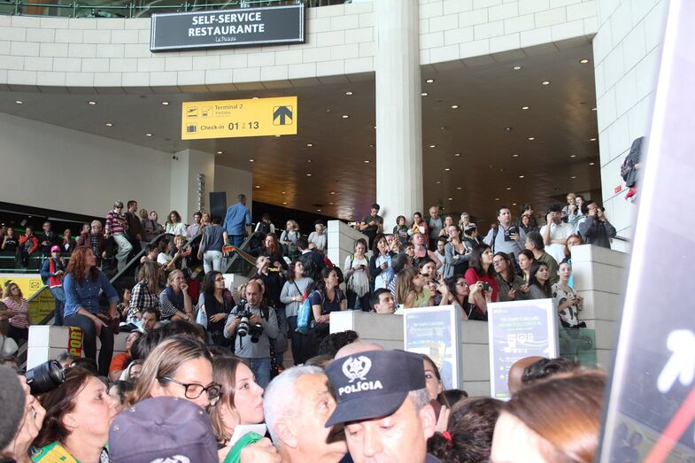 Centenas de pessoas aguardavam a chegada de Salvador