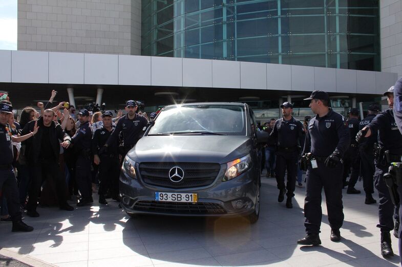 Veja a emoção de Salvador Sobral ao ser recebido com euforia no aeroporto de Lisboa