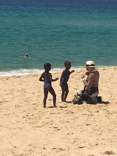 Madonna com Estere e Stella na Praia do Pego, na Comporta