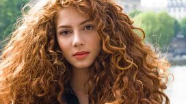 As imagens exclusivas da namorada e da mãe de Salvador Sobral à porta do hospital