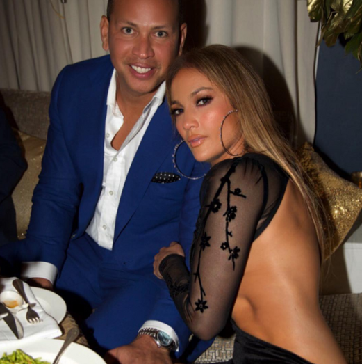 Jennifer Lopez deslumbra aos 48 anos 