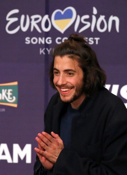 As imagens exclusivas da namorada e da mãe de Salvador Sobral à porta do hospital