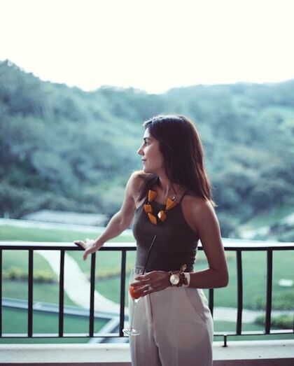 Mia Rose exibe anel de noivado 