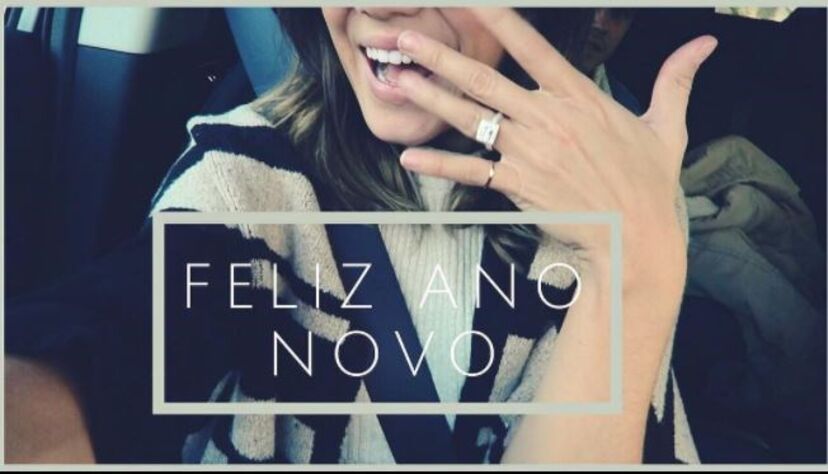 Mia Rose exibe anel de noivado 