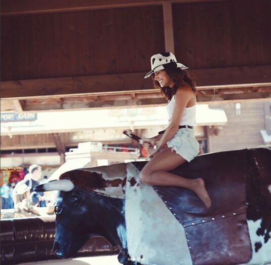 Mia Rose despede-se da vida de solteira em grande