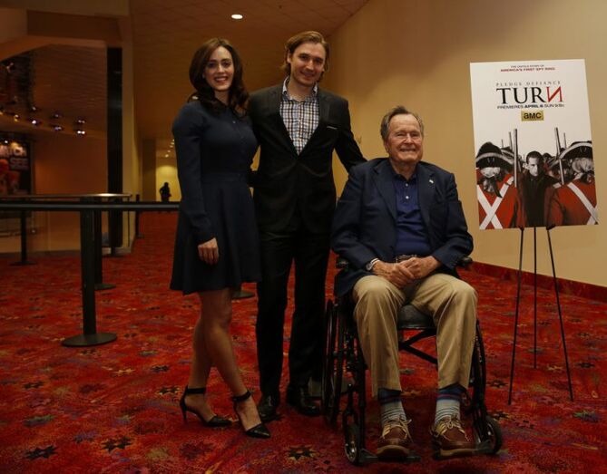 Heather Lind acusa George H. W. Bush de agressão sexual.