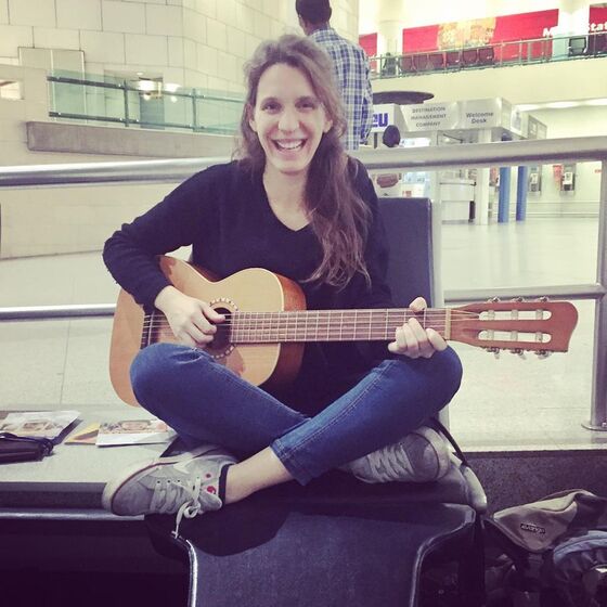 As imagens exclusivas da namorada e da mãe de Salvador Sobral à porta do hospital