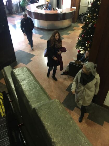 As imagens exclusivas da namorada e da mãe de Salvador Sobral à porta do hospital