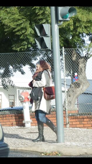 As imagens exclusivas da namorada e da mãe de Salvador Sobral à porta do hospital