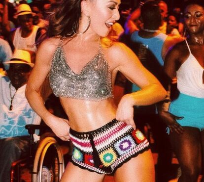 Sabrina Sato anima ensaio de rua da Vila Isabel