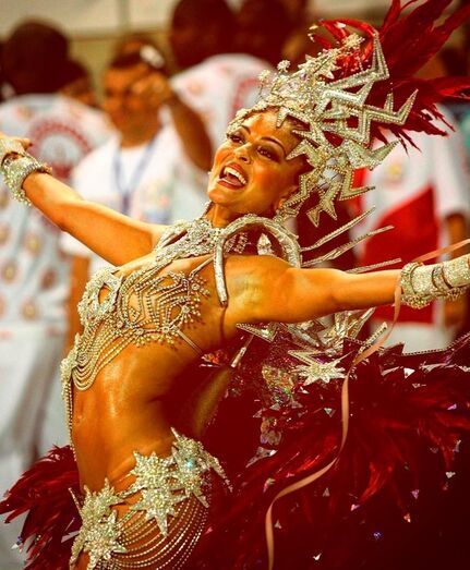 Juliana Paes aquece Carnaval no Rio de Janeiro com pouca roupa