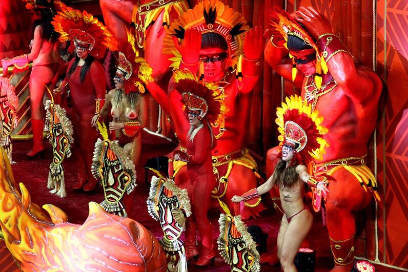 Sabrina Sato brilha no desfile da Gaviões da Fiel, em São Paulo