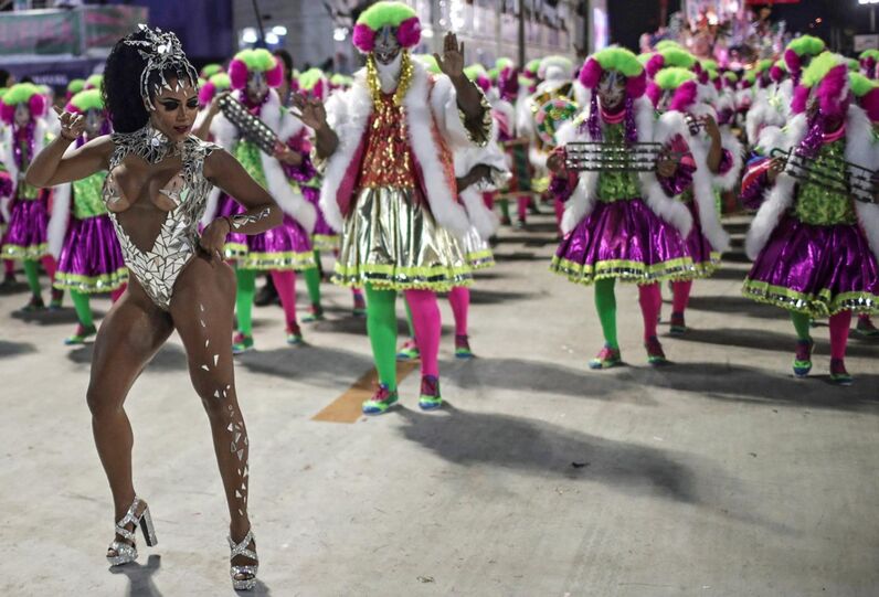 Toda beleza e sensualidade do grupo especial das escolas de samba cariocas