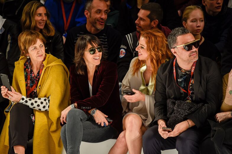 Recém-casadas, Gabriela Sobral e Inês Herédia divertem-se na ModaLisboa