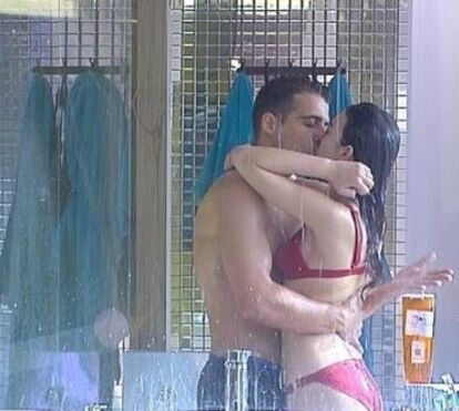 Noite de sexo escaldante entre Isabela e Pedro... com Tiago a assistir a tudo!