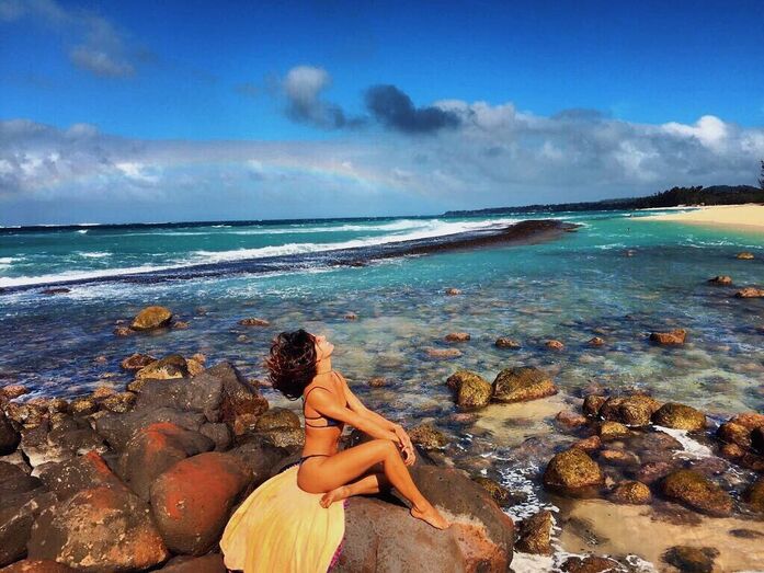 Isis Valverde incendeia as redes sociais com biquínis reduzidos