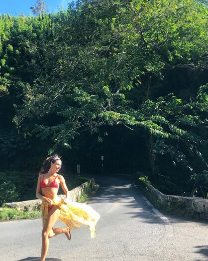 Isis Valverde incendeia as redes sociais com biquínis reduzidos