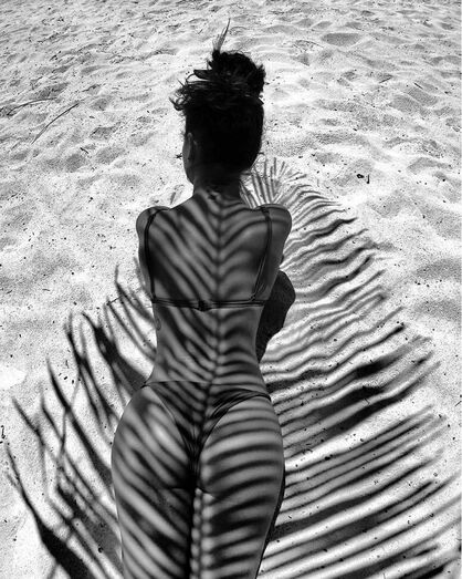 Isis Valverde incendeia as redes sociais com biquínis reduzidos