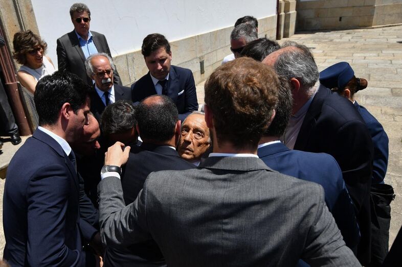 Durante a visita ao Bom Jesus, em Braga, o Presidente da República sentiu-se mal e teve um desmaio. Em desenvolvimento.