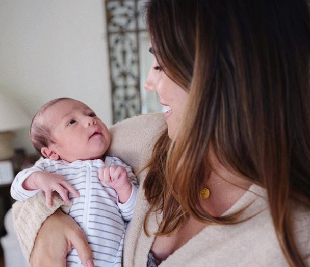 Mia Rose deliciada com o filho Mateus