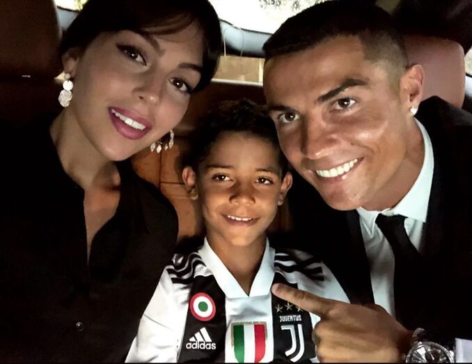 Cristiano Ronaldo e Georgina mais apaixonados enquanto ultrapassam polémica