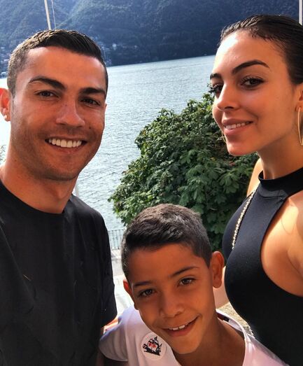 Cristiano Ronaldo, Cristianinho e Georgina Rodríguez no Lago Como