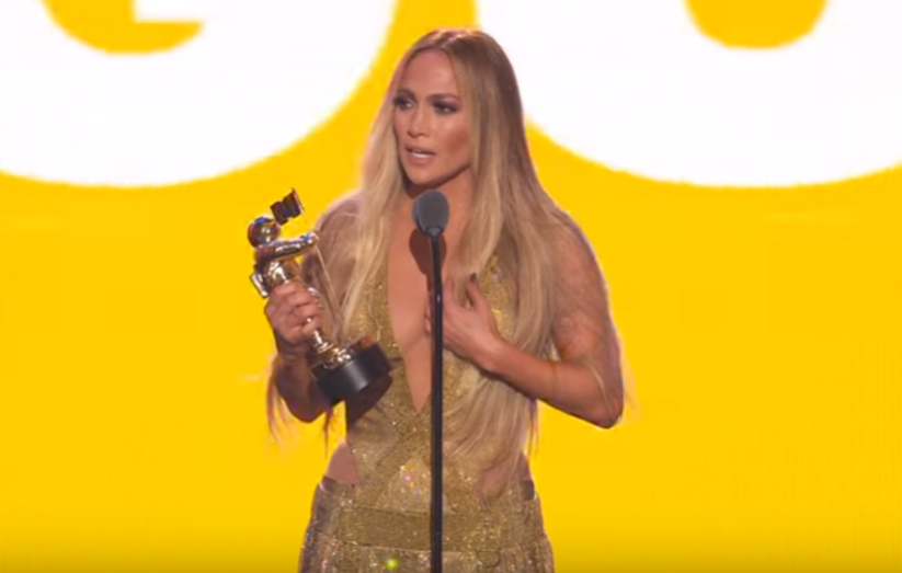 Jennifer Lopez a receber o prémio de carreira 'Michael Jackson Video Vanguard Award'