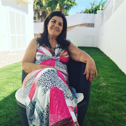 Longe de Ronaldo, Dolores apoia filho