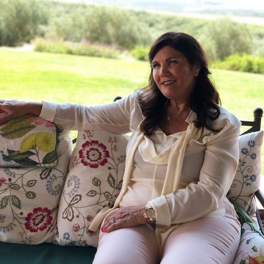 Longe de Ronaldo, Dolores apoia filho