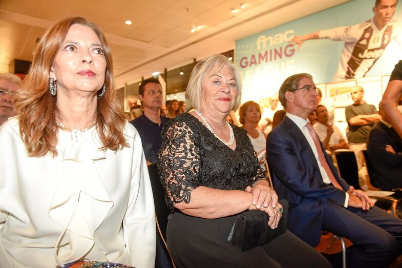 A irmã e a mãe da jornalista sentadas na primeira fila