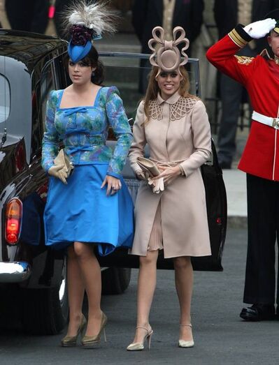 Eugenie, de azul, e a irmã Beatrice no casamento de William e Kate Middleton