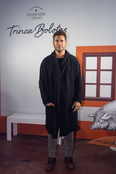 Famosos celebram Magusto com vinho tinto no bairro do Beato, em Lisboa, ao som de Miguel Araújo