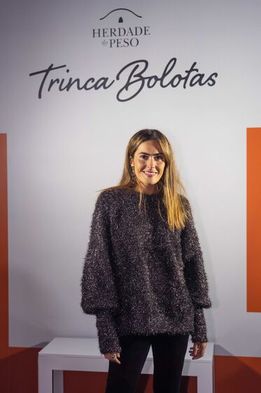 Famosos celebram Magusto com vinho tinto no bairro do Beato, em Lisboa, ao som de Miguel Araújo