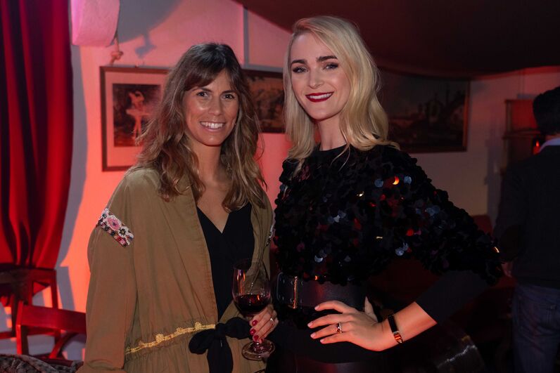 Famosos celebram Magusto com vinho tinto no bairro do Beato, em Lisboa, ao som de Miguel Araújo