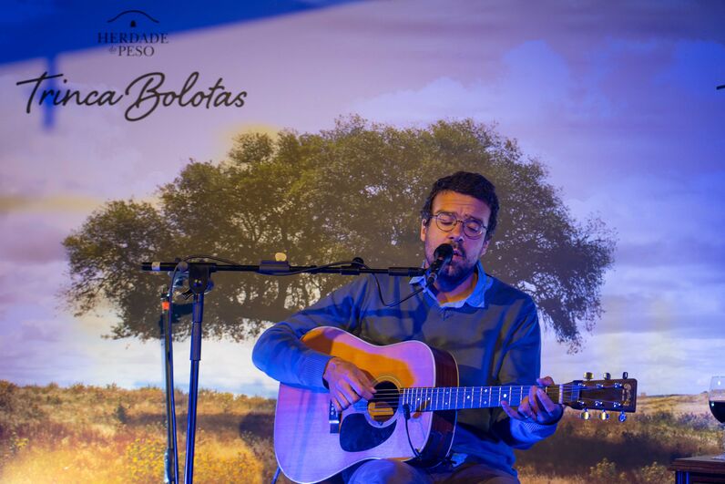 Famosos celebram Magusto com vinho tinto no bairro do Beato, em Lisboa, ao som de Miguel Araújo