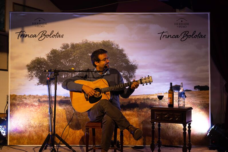 Famosos celebram Magusto com vinho tinto no bairro do Beato, em Lisboa, ao som de Miguel Araújo
