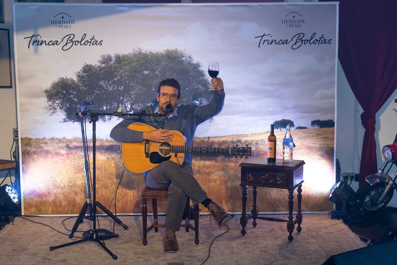 Famosos celebram Magusto com vinho tinto no bairro do Beato, em Lisboa, ao som de Miguel Araújo