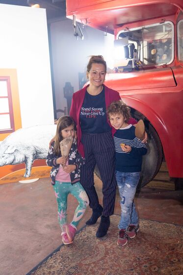 Famosos celebram Magusto com vinho tinto no bairro do Beato, em Lisboa, ao som de Miguel Araújo