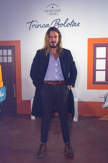 Famosos celebram Magusto com vinho tinto no bairro do Beato, em Lisboa, ao som de Miguel Araújo