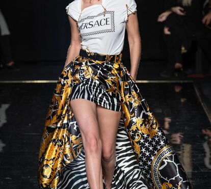 Versace inspira-se nos anos 90 e apresenta clássicos renovados 
