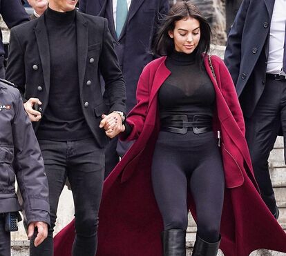 Georgina escolhe roupa justa e transparente que custa mais de 5 mil euros para ir a tribunal