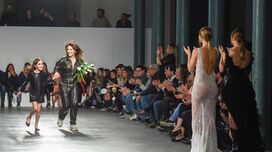 Filhas de Pepe, Salvio e Fábio Coentrão brilham em desfile de Micaela Oliveira