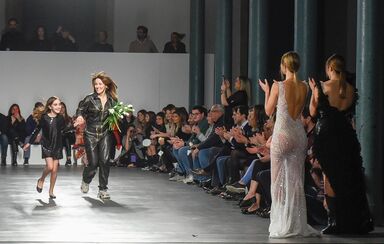 Filhas de Pepe, Salvio e Fábio Coentrão brilham em desfile de Micaela Oliveira